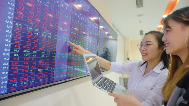Nhóm cổ phiếu hồi phục là gì? Cách nhận biết và vai trò trên thị trường