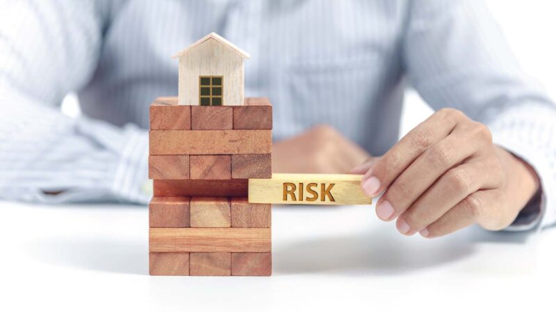 Cổ phiếu rủi ro là gì? Những yếu tố nhà đầu tư cần đặc biệt lưu ý